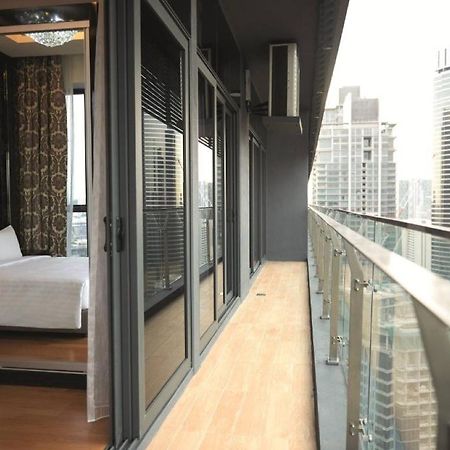 Dorsett Kuala Lumpur Hotel Eksteriør billede A balcony in a hotel room