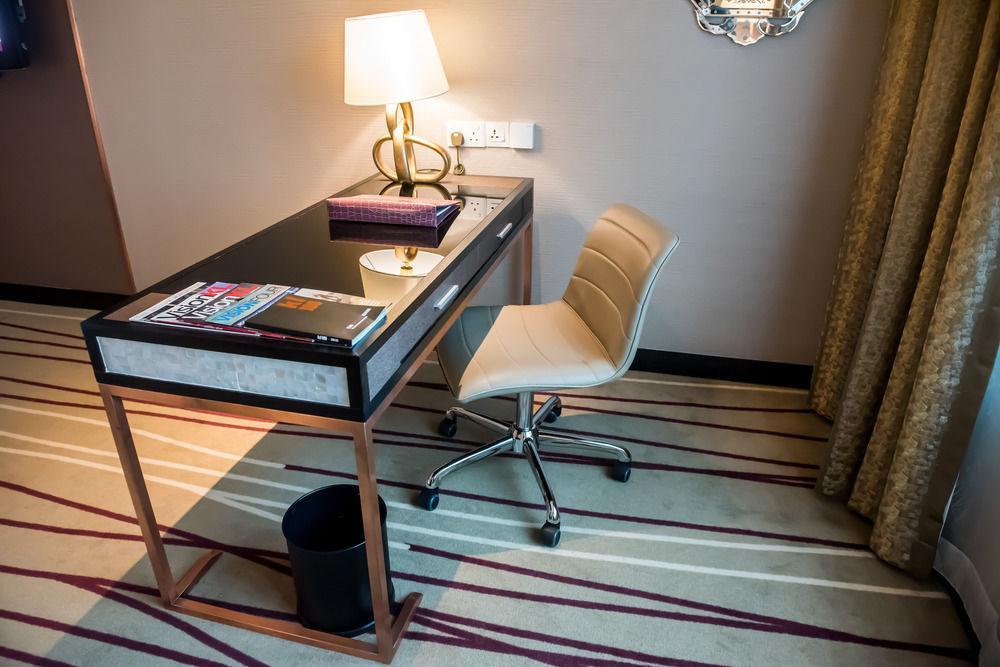 Dorsett Kuala Lumpur Hotel Eksteriør billede A writing desk in a hotel room